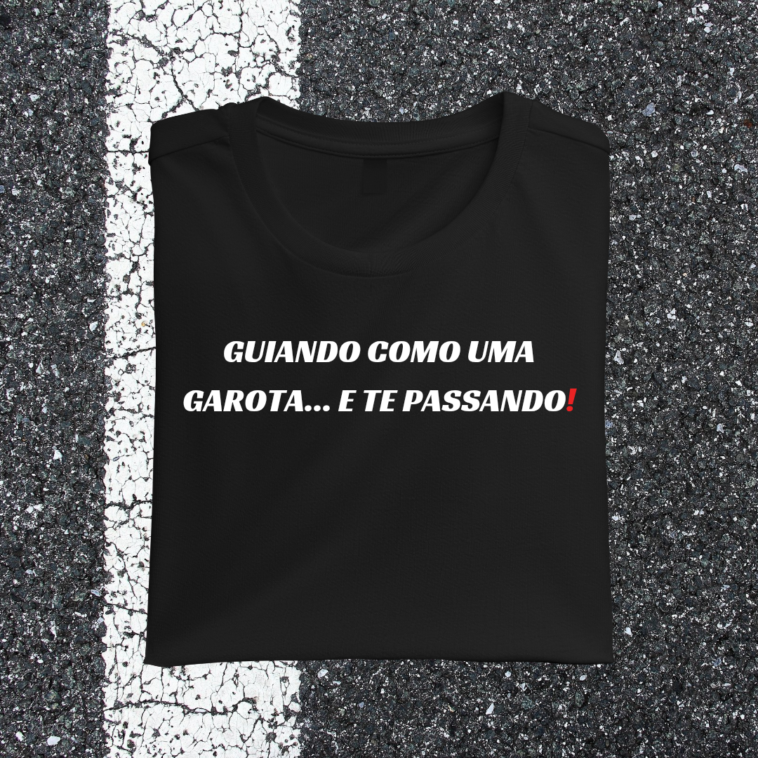 Camiseta GUIANDO COMO UMA GAROTA... E TE PASSANDO!